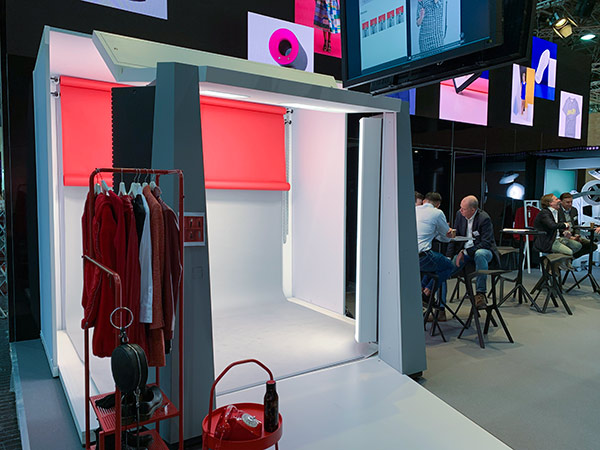 Кабины для автоматизированной съемки одежды на выставке Euroshop 2020